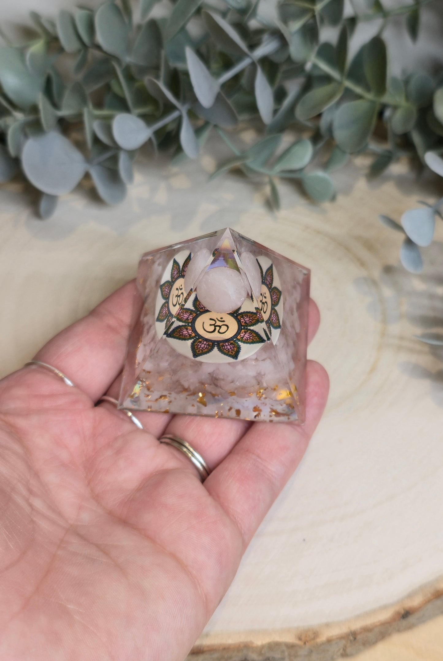 Pyramide Orgonite avec pierres - Quartz rose avec fleur et Om