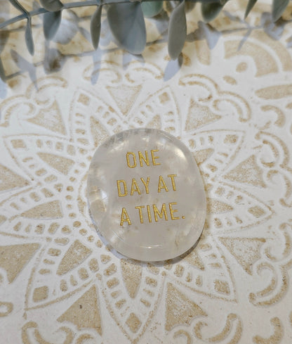 Pierre de paume mince Quartz clair - One Day at a Time