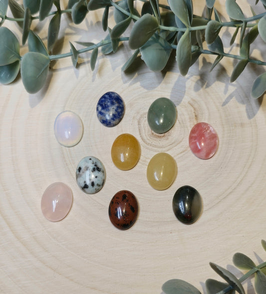 Cabochon en pierre variée