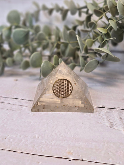 Pyramide Orgonite avec pierres - Sélénite avec Fleur de vie