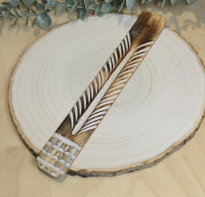 Encensoir en bois à motifs blanchis