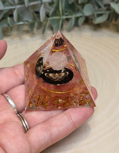 Pyramide Orgonite avec pierres - Quartz rose et papillon