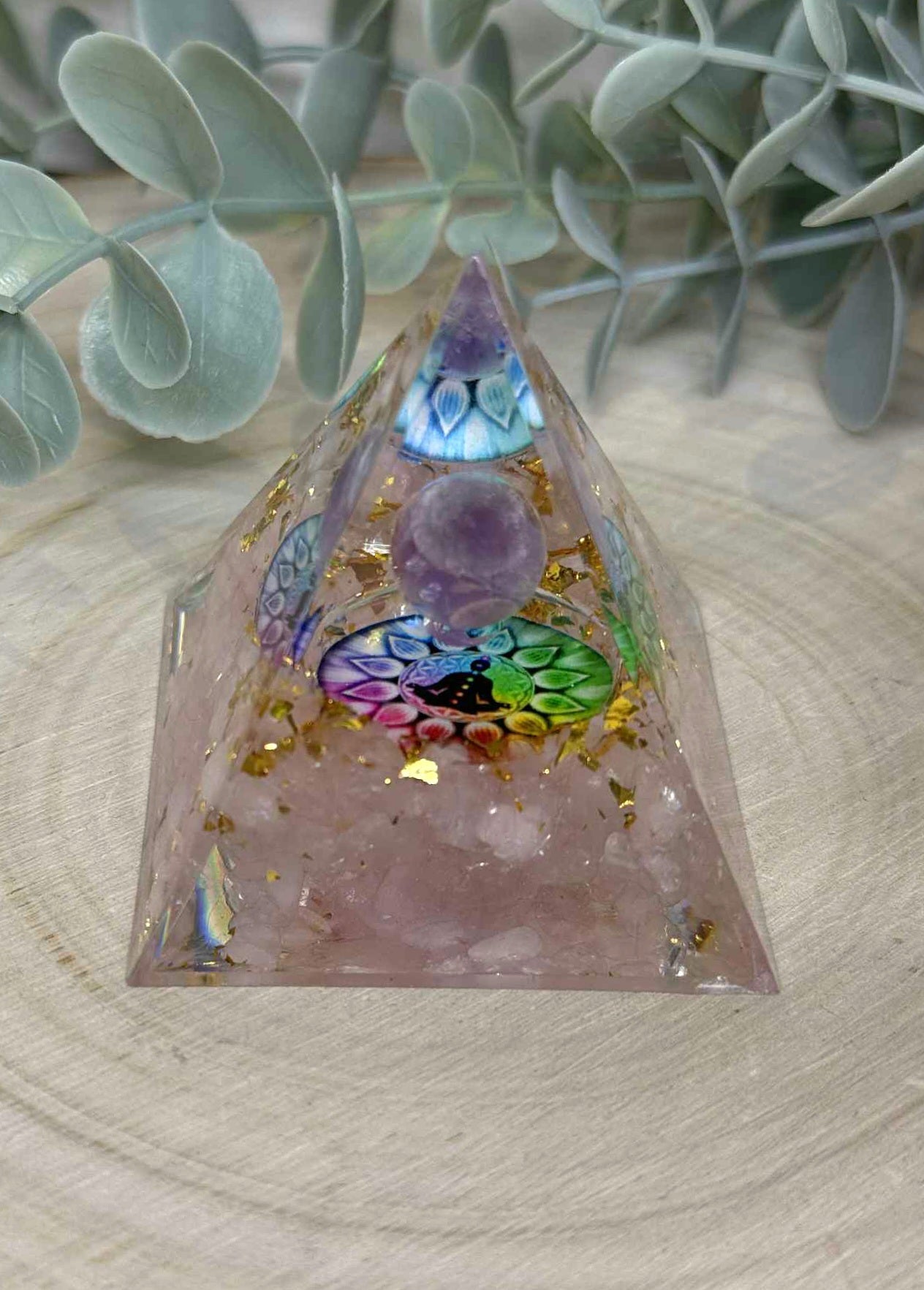 Pyramide Orgonite avec pierres - Quartz rose et Améthyste avec chakras