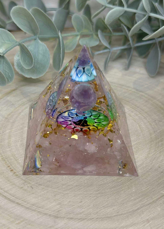 Pyramide Orgonite avec pierres - Quartz rose et Améthyste avec chakras