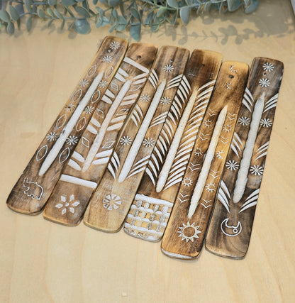 Encensoir en bois à motifs blanchis