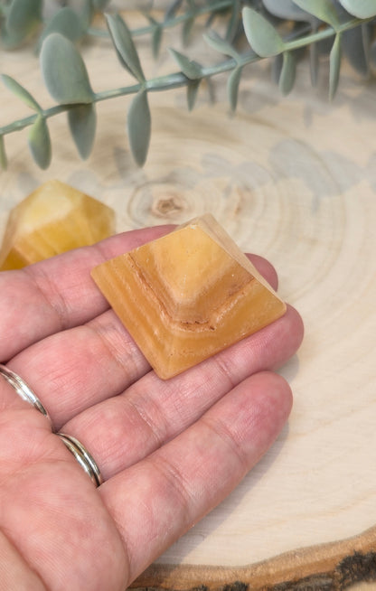 Pyramide Calcite orange