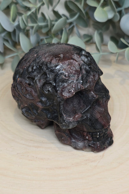 Crâne Grenat dans Astrophyllite